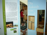 Bild: Besucher der Wanderausstellung